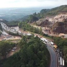 BR-381 liberada após 10 horas e meia de bloqueio por carreta tombada - Leandro Couri/ EM/D.A Press