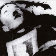 No prédio da Chancelaria do Reich, em 2 de maio de 1945, Soldados soviéticos encontraram um homem morto muito parecido com Hitler. O corpo foi fotografado e identificado como o do líder nazista. Até hoje, essa foto é falsamente apontada como a última imagem do ditador No prédio da Chancelaria do Reich, em 2 de maio de 1945, Soldados soviéticos encontraram um homem morto muito parecido com Hitler. O corpo foi fotografado e identificado como o do líder nazista. Até hoje, essa foto é falsamente apontada como a última imagem do ditador
