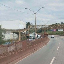 Caminhão tomba e fecha BR-381 na Grande BH - Redes sociais