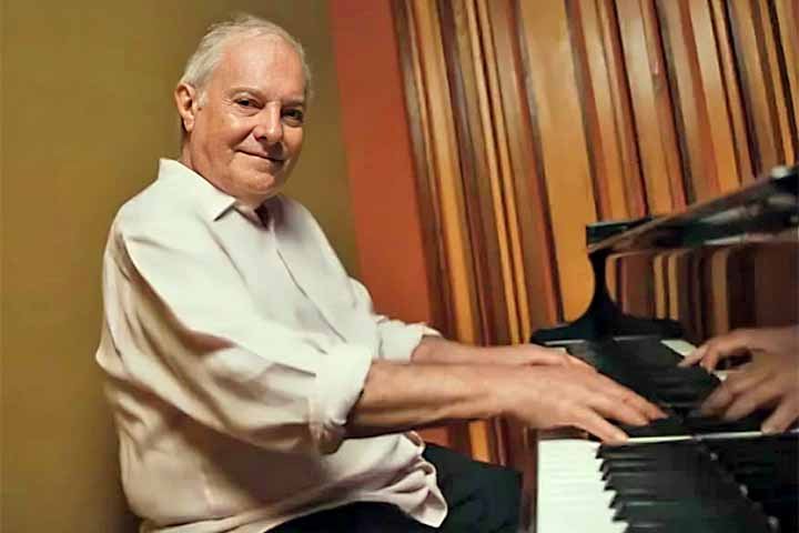 Francis Hime: nascido no Rio de Janeiro em 31/08/1939, é compositor, arranjador, pianista e cantor. Com formação múltipla - composição, harmonia, arranjo e frequência -, já lançou mais de duas dezenas de discos e acumula parcerias com nomes do primeiro escalão da música brasileira, como Chico Buarque, Vinícius de Moraes, Paulinho da Viola e Ivan Lins.
