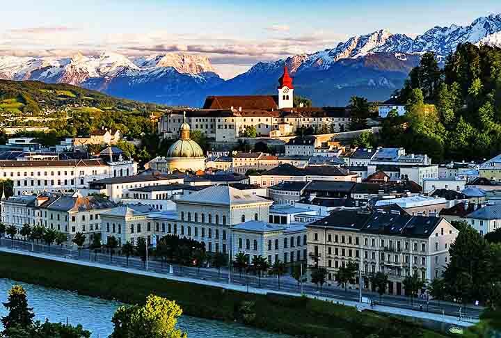 O centro histórico de Salzburgo é um Patrimônio Mundial da UNESCO, com marcos icônicos, incluindo a imponente Fortaleza Hohensalzburg e a bela Catedral de Salzburgo.
