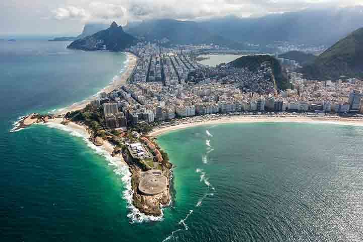 Uma das principais marcas dessa revolução pirotécnica foi a cascata de fogos do Hotel Meridien, localizado na Av. Atlântica. Por 21 anos, a cascata foi uma das grandes atrações do réveillon na cidade, quando os fogos eram lançados do topo do prédio de 39 andares, cobrindo toda a fachada do arranha-céu em poucos minutos.