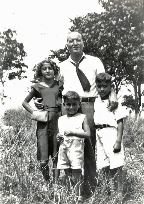 O cantor vem de uma família de imigrantes italianos que se fixaram em Astoria, bairro de Nova York, no distrito do Queens. Seu pai (foto) era proprietário de uma mercearia, mas morreu quando Tony tinha apenas 10 anos. 