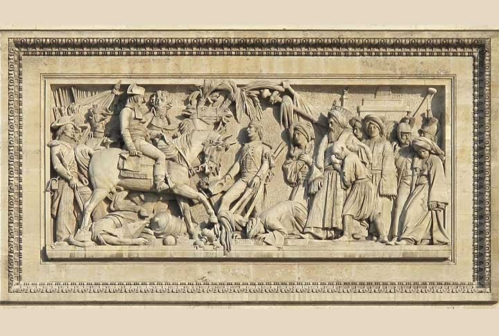 O arco tem 50 metros de altura e é decorado com relevos que lembram os nomes de 128 batalhas e 558 generais. Em sua base, situa-se o túmulo do soldado desconhecido (1920). Um memorial da Primeira Guerra Mundial. 