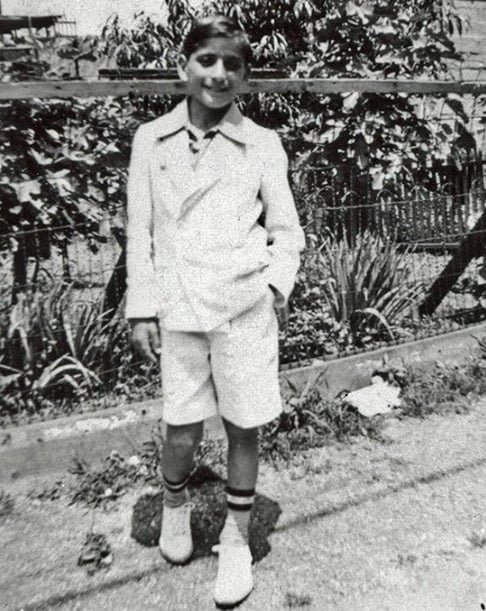 Desde muito jovem, Bennett demonstrava seu talento com a música e começou a ganhar dinheiro no segmento de forma precoce. 