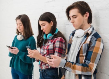 A população brasileira entre zero e 19 anos corresponde a cerca de 50 milhões de pessoas, segundo o Censo de 2022, e um terço desse grupo já sofreu algum tipo de agressão virtual -  (crédito: Freepik)