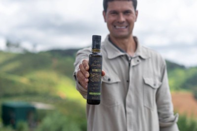 Herbert Silva, proprietário da vinícola Essenza celebra as recentes conquistas de azeites produzidos lá. -  (crédito: Régis Silva)
