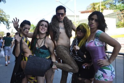 Fãs se vestiam de Gaga em 2012 para chamar atenção da diva -  (crédito: Fila da Gaga/Tumblr)