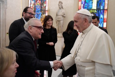 O cineasta Martin Scorsese cumprimenta o papa Francisco em novembro de 2016, no Vaticano -  (crédito: Observatore Romano/AFP)