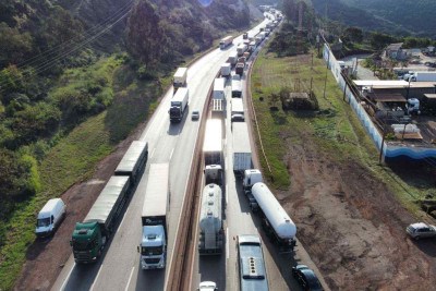 Imagens feitas na serra de Igarapé, caminhão tomba e fecha BR-381 na Grande BH -  (crédito: Leandro Couri/ EM/D.A Press)