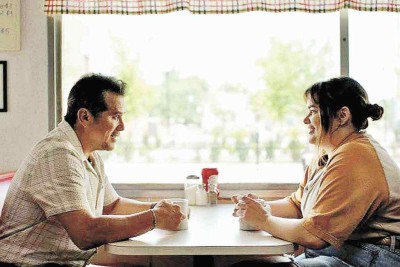 Em "Um pai para Lily", Bob (John Leguizamo) ensina Lily (Barbie Ferreira) a ter esperança -  (crédito: Synapse Distribution/Divulgação)