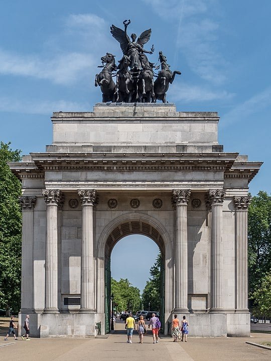 Arco de Wellington (Londres, Inglaterra)-  Também conhecido como Constitution Arch, foi construído em 1826 para comemorar as vitórias britânicas nas Guerras Napoleônicas. Hoje, é um marco histórico e abriga exposições.
