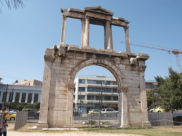 Arco de Hadrian-(Adriano)  (Atenas, Grécia) - Construído em 131 d.C., este arco foi erguido para celebrar o imperador romano Adriano e sua contribuição para Atenas. Ele divide simbolicamente a cidade antiga da nova cidade criada por Adriano.