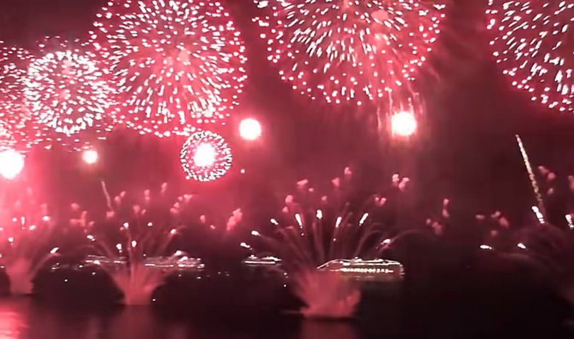 A prefeitura, então, transformou a virada em festa oficial da cidade. Após a festa de 1992, quando o público aumentou na praia de Copacabana, o então prefeito Cesar Maia decidiu organizar alguns shows após a meia-noite para reter o público na praia e evitar o deslocamento.