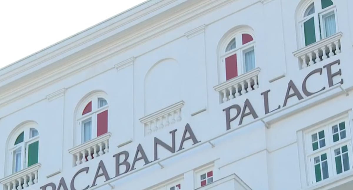 Em 13 de agosto de 1923, foi inaugurado o Hotel Copacabana Palace, em frente à praia. Desde então, o hotel tornou-se um símbolo da cidade. Sendo assim, a praia ou a viver seu período áureo, quando tornou-se a mais frequentada da cidade e recebendo a alcunha de "princesinha do mar" nos anos 30. 
