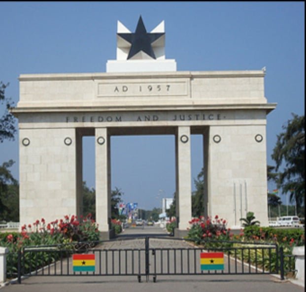 Arco da Independência (Acra, Gana) - Inaugurado em 1961 para celebrar a independência do país em 1957, como o primeiro da África subsaariana a se libertar do domínio colonial britânico. Localizado na Praça da Independência, possui a inscrição "Freedom and Justice" e a "Estrela Negra", símbolos de liberdade e liderança africana. É um marco do pan-africanismo e das lutas pela independência no continente.
