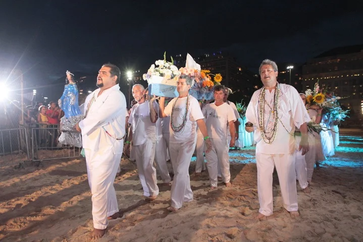 Com a crescente popularidade das celebrações religiosas nas areias de Copacabana no réveillon, novas tradições surgiram na cidade, como a queima de fogos de artifício.