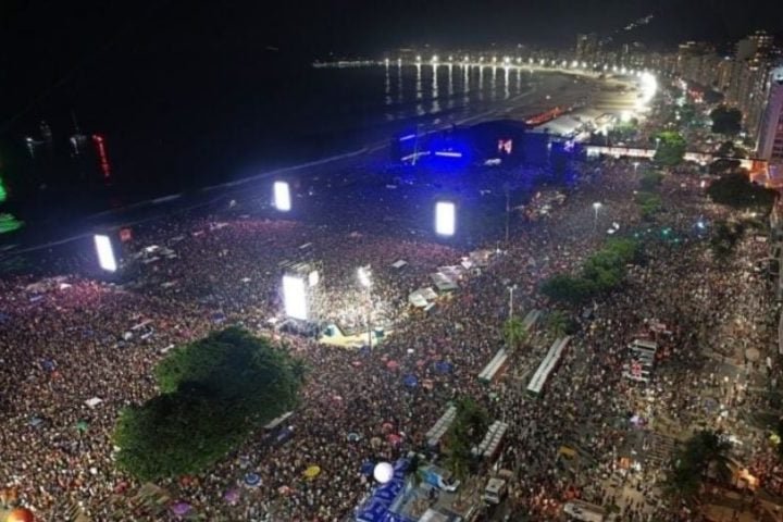 De acordo com estimativa da Prefeitura do Rio, baseada no estudo “Potenciais Impactos Econômicos do Show da Lady Gaga no Rio – 2025”, o evento deve atrair 1,6 milhão de pessoas, número similar ao de Madonna em 2024 (foto). Por isso, um esquema especial de segurança com mais de 5 mil agentes foi montado para proteger o público. 


