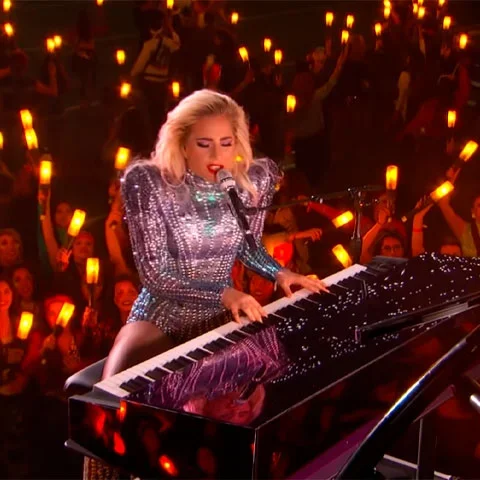 Lady Gaga também viveu Patrizia Reggiani, em "Casa Gucci" (2021), protagonizando o filme que conta a história do assassinato do herdeiro da família Gucci.

