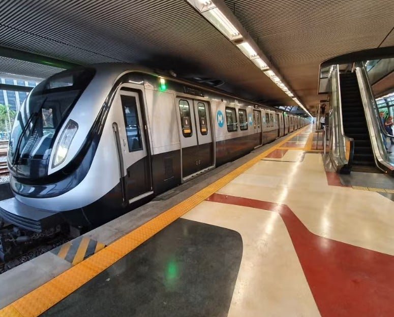 As estações de metrô em Copacabana contarão com operação especial, ficando abertas 24 horas para servir ao público que vai ao show - das 5h de sábado, dia 3, a 23h de domingo, dia 4.

