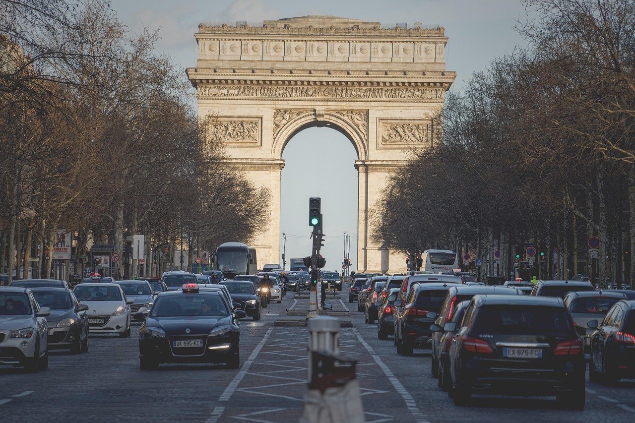 Arco do Triunfo (Paris, França) -É  o mais famoso desses monumentos. Sua construção começou em 1806 por ordem de Napoleão Bonaparte para homenagear vitórias militares e sua inauguração ocorreu em 1836. 