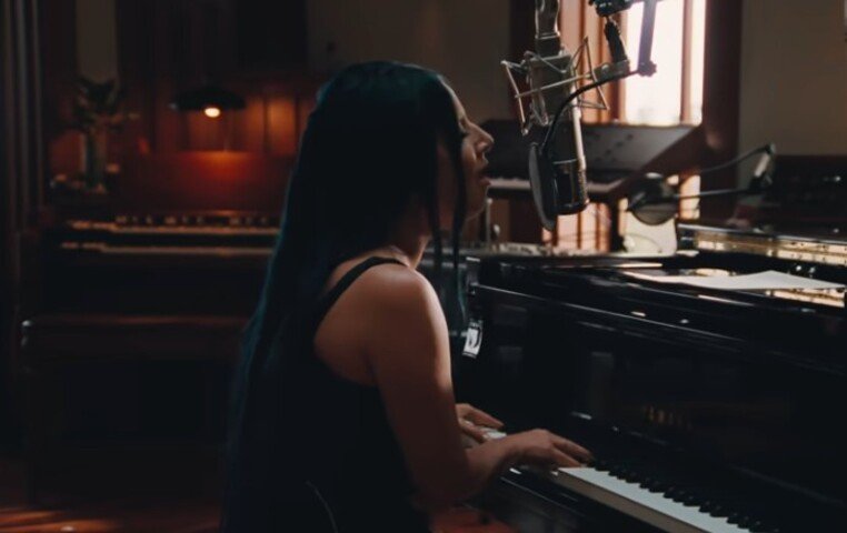 A artista, cujo nome de batismo é Stefani Germanotta, aprendeu a tocar piano ainda na infância. Em novembro de 2024, por exemplo, a “mother monster” lançou uma versão de “Disease”, cantando ao vivo e tocando o instrumento. 

