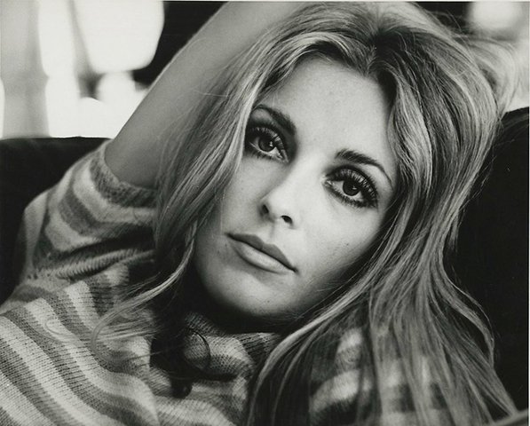 Sharon Tate - A atriz e modelo americana de 26 anos, casada com o cineasta Roman Polanski, estava grávida quando foi morta a tiros e facadas por fanáticos seguidores de Charles Manson, em 9/8/69. Os criminosos pegaram prisão perpétua, exceto Linda Kasabian, que contou tudo em troca de imunidade.