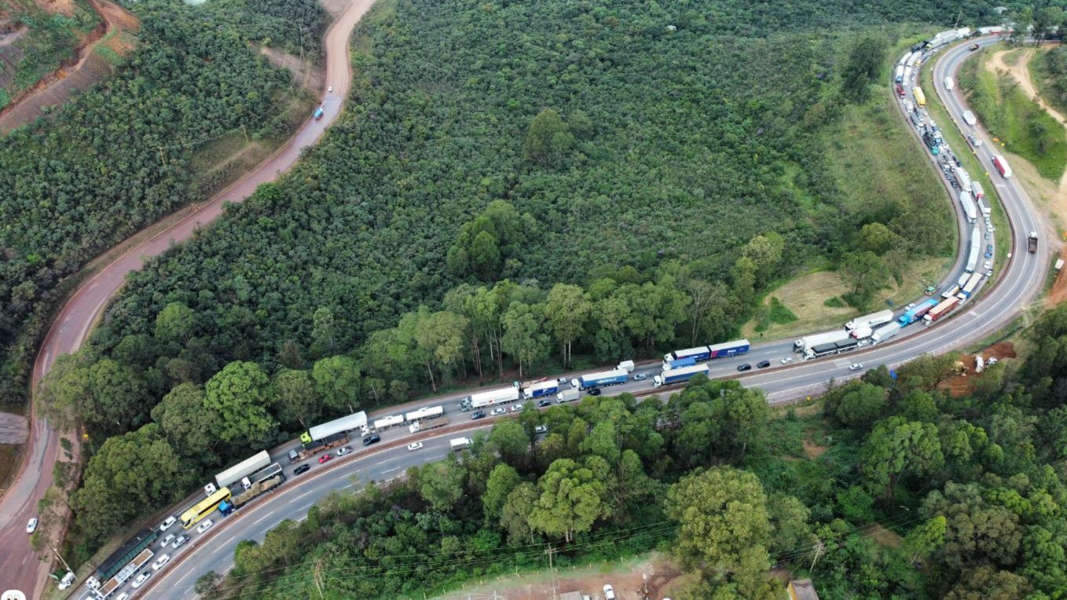 Imagens feitas na serra de Igarapé, caminhão tomba e fecha BR-381 na Grande BH-Leandro Couri/ EM/D.A Press