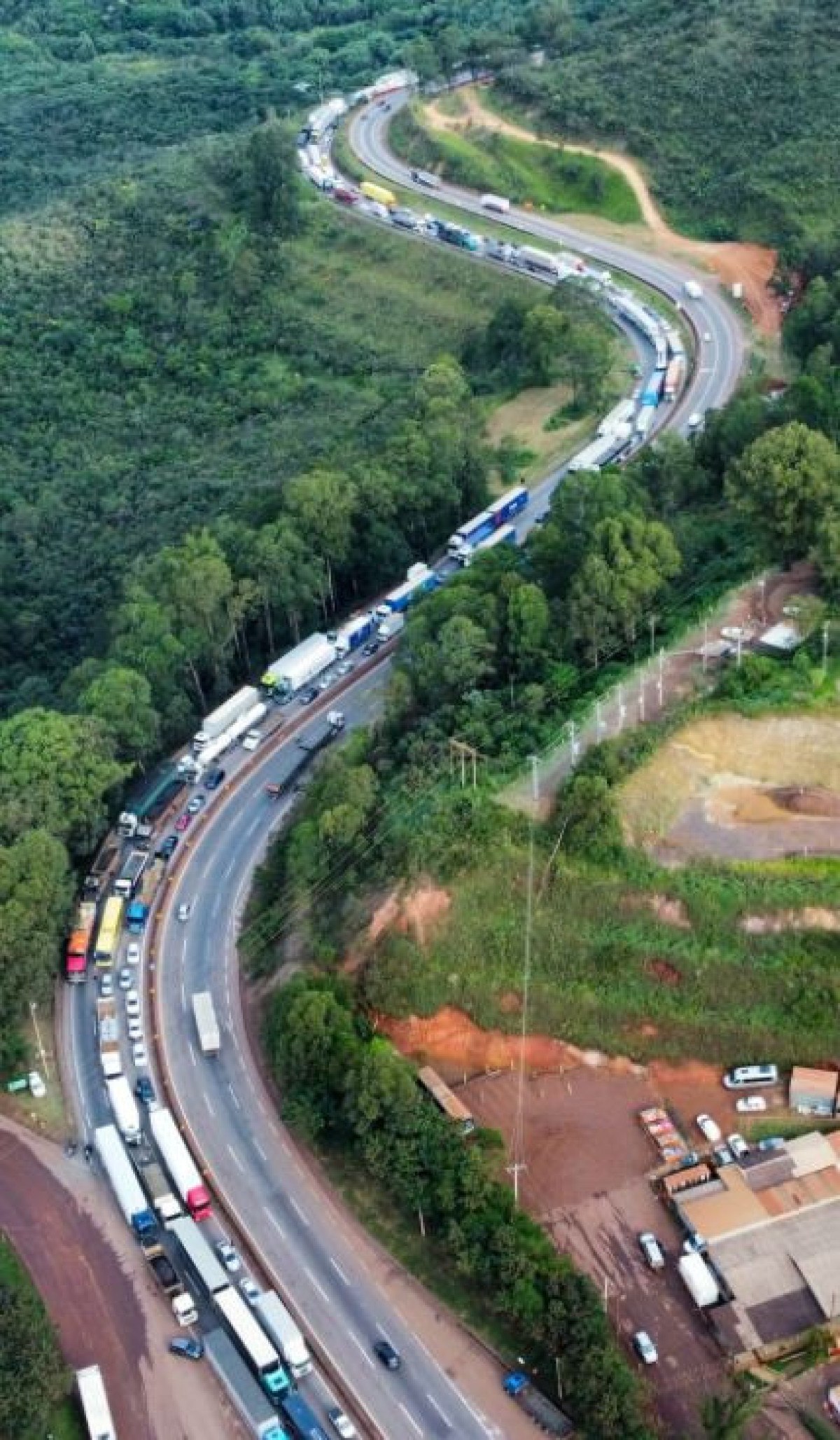 Imagens feitas na serra de Igarapé, caminhão tomba e fecha BR-381 na Grande BH-Leandro Couri/ EM/D.A Press