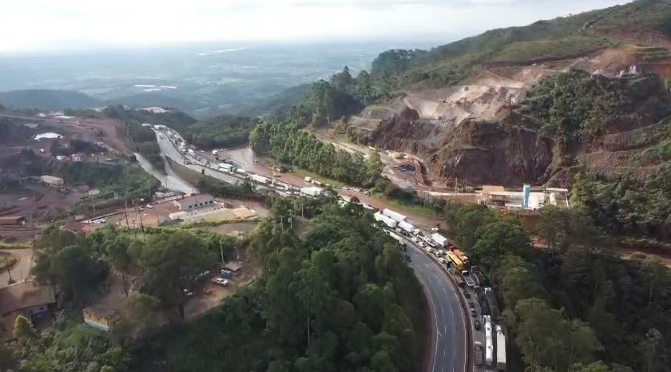 Imagens feitas na serra de Igarapé, caminhão tomba e fecha BR-381 na Grande BH-Leandro Couri/ EM/D.A Press