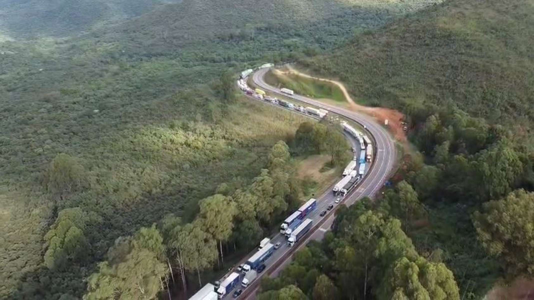 Imagens feitas na serra de Igarapé, caminhão tomba e fecha BR-381 na Grande BH-Leandro Couri/ EM/D.A Press