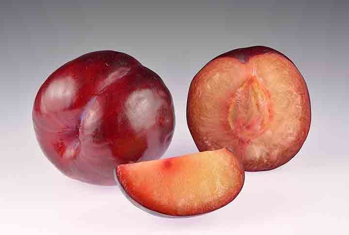 Suas fibras solúveis ajudam a reduzir a absorção de gorduras no trato digestivo, o que pode levar a uma diminuição dos níveis de colesterol no sangue. Isso faz da ameixa uma aliada no controle do colesterol ruim (LDL), prevenindo doenças cardiovasculares.