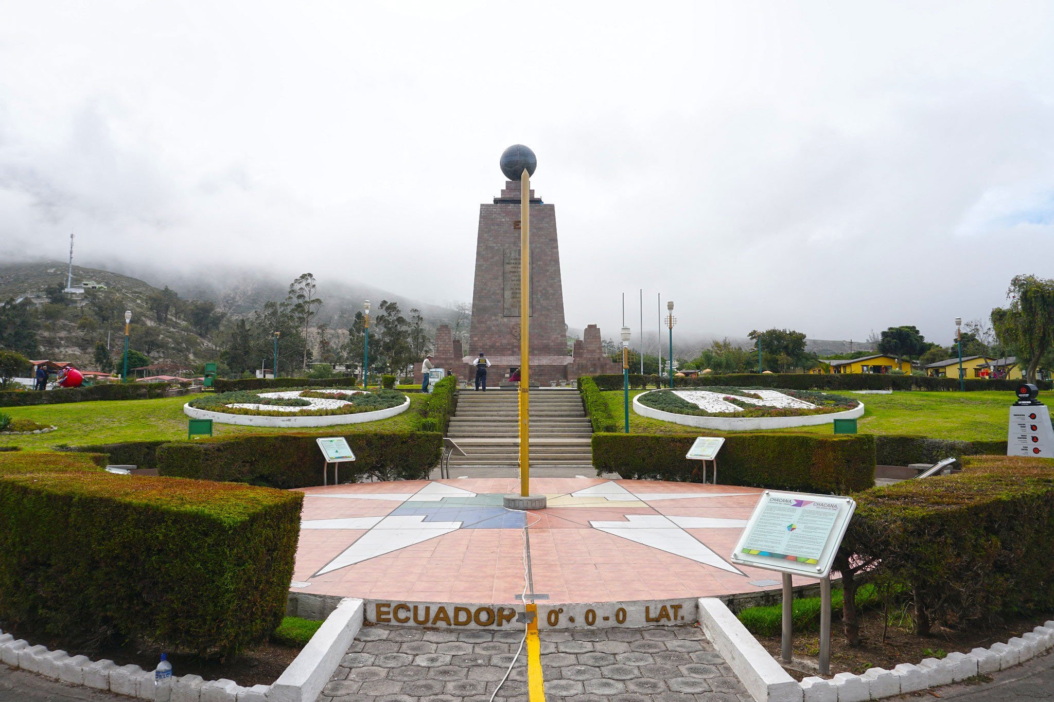 E também corta a província de Pichincha, na região metropolitana de Quito. O Monumento "Metade do Mundo" fica a 26 km do Centro HIstórico da capital. 