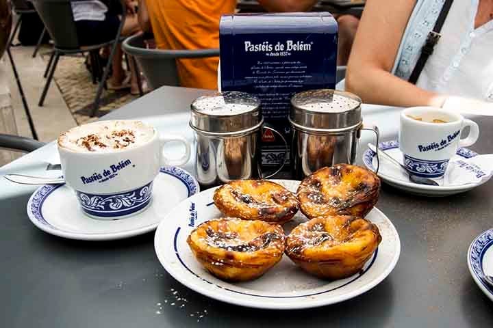 A receita original é denominada Pastel de Belém, produzida exclusivamente na Fábrica dos Pastéis de Belém, em Lisboa, e tem como base ingredientes como ovo, leite, açúcar, limão e canela.