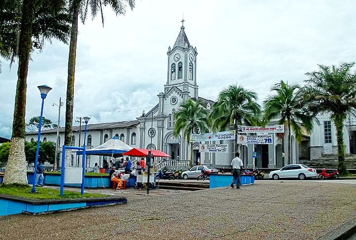 COLÔMBIA - Na Colômbia, a linha cruza a floresta a leste dos Andes, ao sul do rio Caquetá.  Ali fica o município de Mocoa.