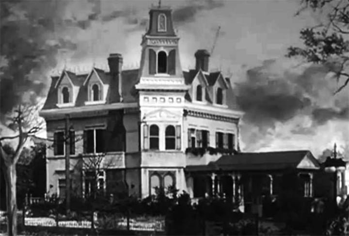 Famosa na TV e cinema, a Família Addams tem uma casa que pode ser chamada de réplica em Sidney, Austrália. O palacete macabro possui cinco quartos e grandiosas lareiras de mármore. A fachada gótica chama a atenção de quem passa pelo local.