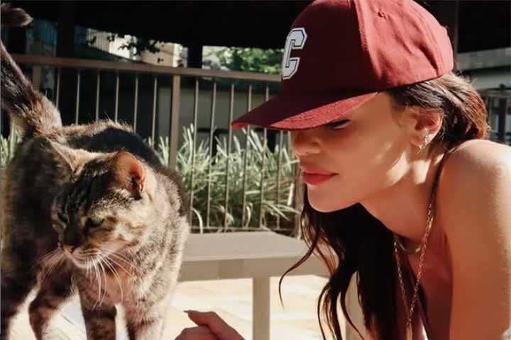 "Há uns 8 anos não desfilo, estou com um gostinho nostálgico, aquele nervosinho, mas estou animadíssima. Quando comecei a trabalhar como atriz, a vida seguiu outros rumos. É uma sensação única, como subir em um palco", compara Vitória em entrevista ao gshow.