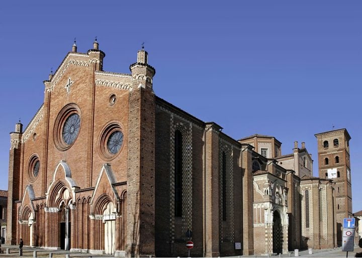 Catedral de Santa Maria Assunta - Asti - Inaugurada em 1132. É a maior igreja em Piemonte e importante exemplo de arquitetura gótica no norte do país. -Maltoni Elio wikimedia commons 