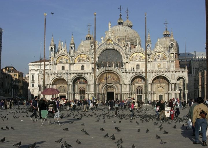 Basílica de São Marcos - Veneza - Uma das igrejas mais famosas do mundo, tem arquitetura bizantina. Construída na Praça de São Marcos, ao lado do Palácio dos Doges entre 1071 e 1617. Os Cavalos de São Marcos, na fachada, são réplicas dos originais, que estão guardados.-Nino Barbieri wikimedia commons 