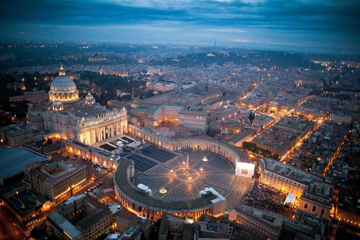 A Itália tem forte tradição religiosa, com igrejas que conjugam arquitetura e arte de grande beleza. O Vaticano, embora seja um Estado independente, abre esta galeria por ser um enclave na Itália, belo e inspirador. -Iafiguradelpadre Congreso wikimedia commons 