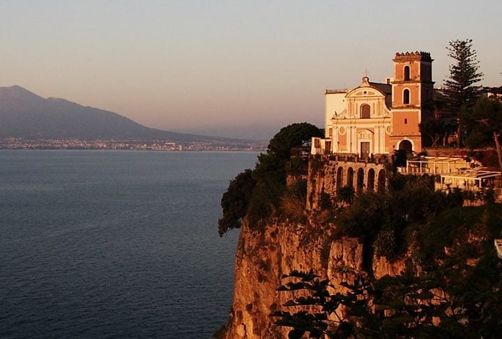 Igreja da Santissima Annunziata - Vico Equense - Construída entre 1320 e 1330. A igreja é famosa por sua localização em um promontório rochoso, com vista para o mar, a Baía de Nápoles e o Monte Vesúvio. -Amadalvarez wikimedia commons 
