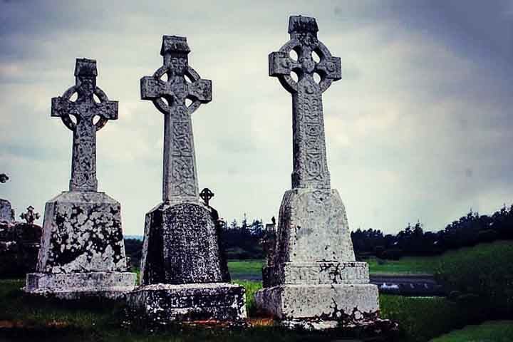 Cruz Celta – Originária da cultura celta, une um círculo à cruz, simbolizando a união entre o espiritual e o material. Está ligada ao cristianismo e à tradição druídica.