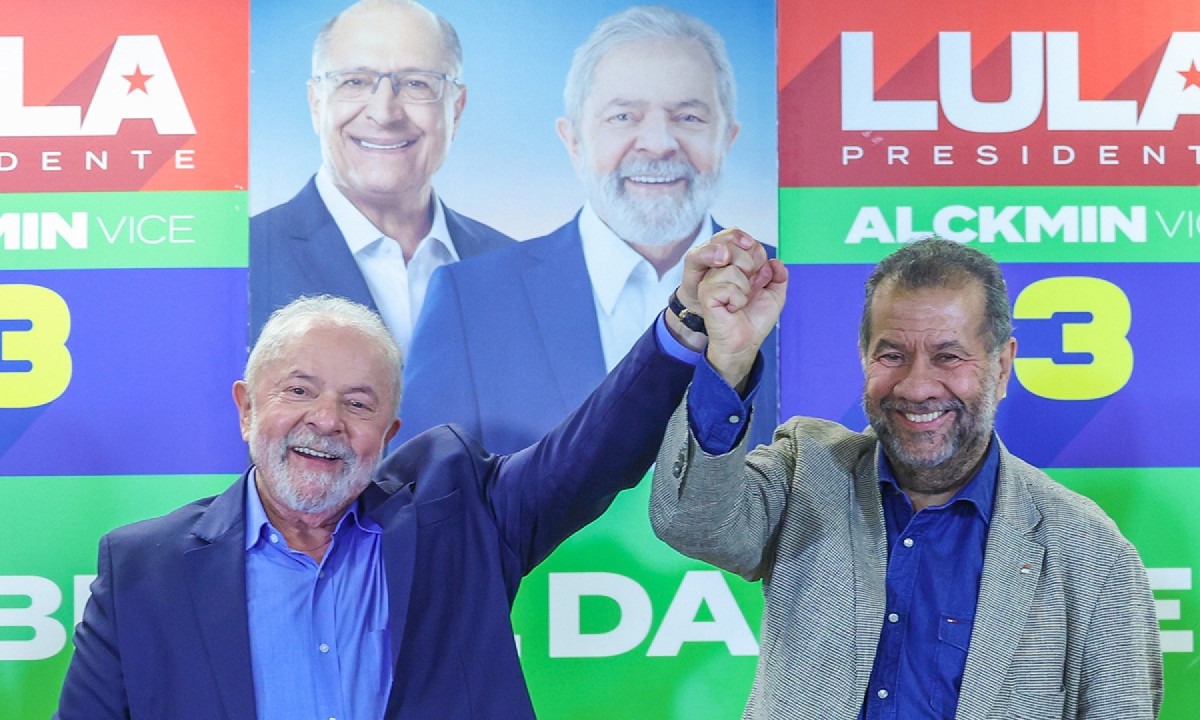Lula ao lado de Carlos Lupi (PDT), seu ministro mais pressionado no momento - (crédito: Ricardo Stuckert/PR) Lula ao lado de Carlos Lupi (PDT), seu ministro mais pressionado no momento - (crédito: Ricardo Stuckert/PR)