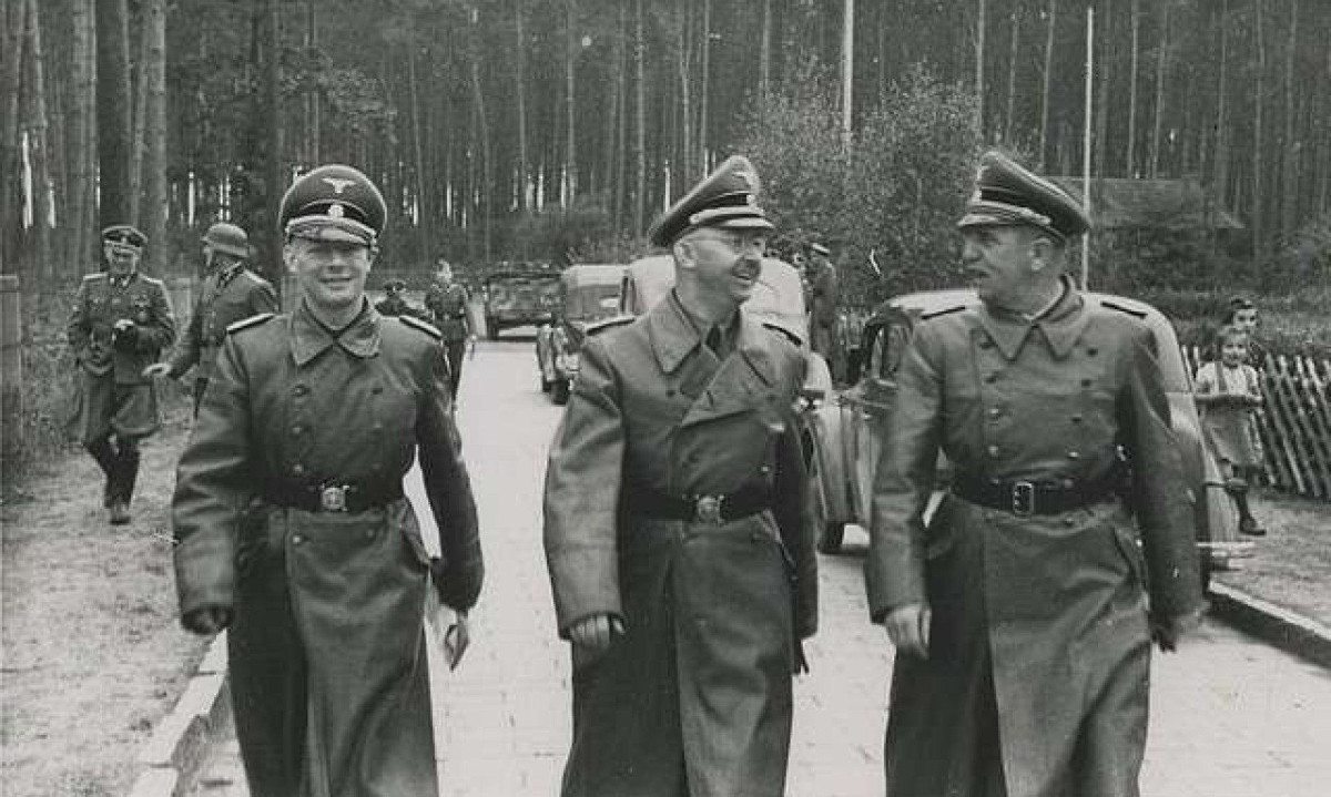 Himmler sorri, ao passar pela área de treinamento militar da SS Heidelager -  (crédito: Public domain media)