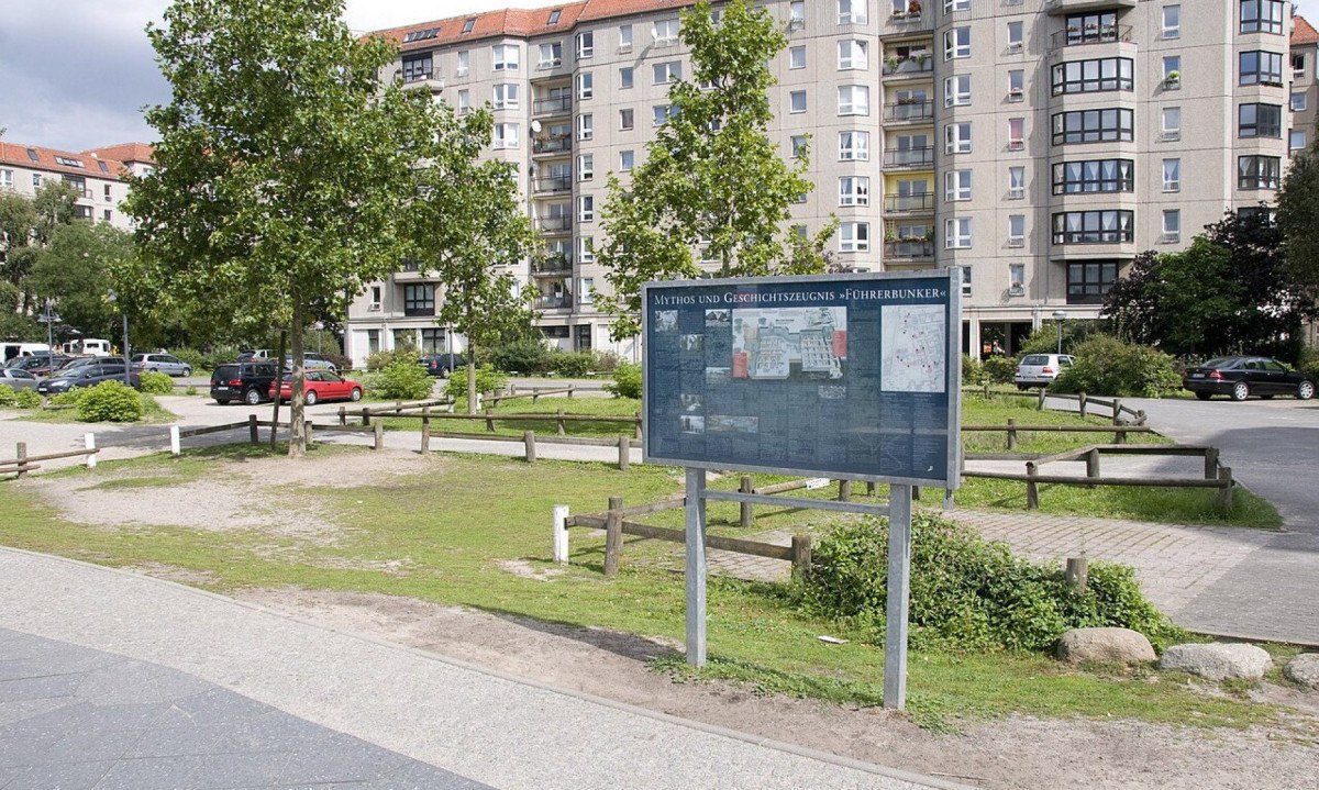 Local em Berlim (Alemanha) onde ficava o bunker de Hitler, abaixo do solo; hoje é um conjunto de prédios, mas o local pode ser visitado e tem um painel indicando onde ficava o esconderijo -  (crédito: 	Hnapel/wikimedia commons)
