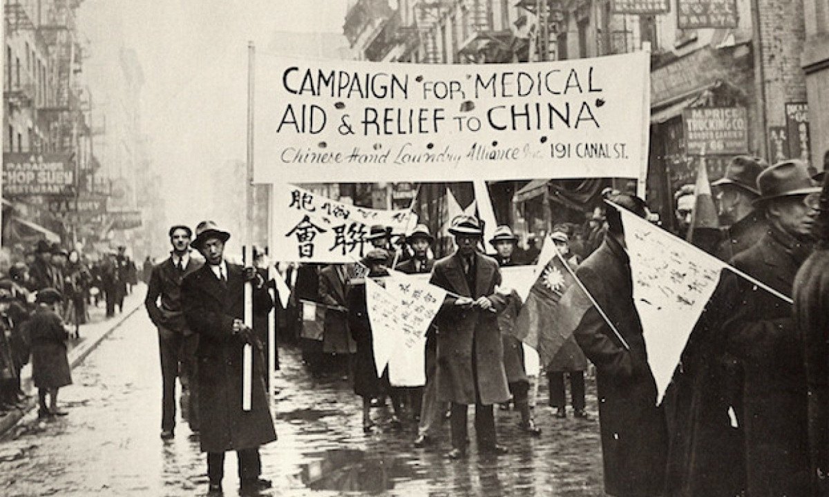 Reunião da Aliança Chinesa de Lavanderia de Mãos para Ajuda na China
1938 - a segregação iniciada em Modesto, na Califórnia, no fim do século XIX desencadeou, anos depois, a união de chineses em um movimento de defesa dos trabalhadores no setor -  (crédito: Museu da China na América (MOCA) Coleção Chinese Hand Laundry Alliance)
