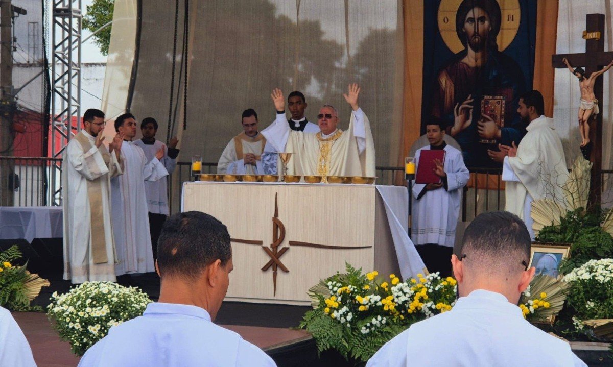 Fiéis celebraram a 49ª Missa do Trabalhador e da Trabalhadora, no Dia de São José Operário, 1º de maio, em Contagem -  (crédito: Jair Amaral/EM/DA. Press)