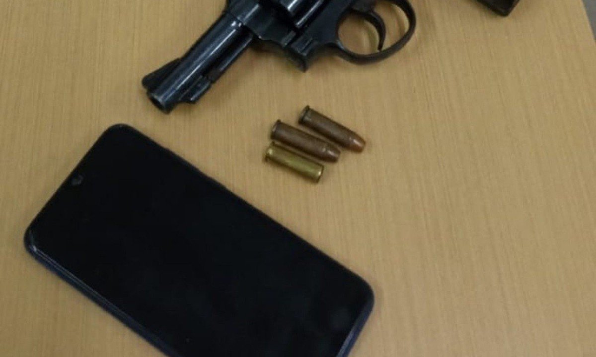 Polícia encontrou arma, celular e cartuchos calibre 38 com a vítima -  (crédito: PMMG/Divulgação)