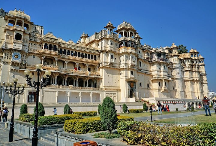 O Palácio de Bhangarh, na Índia, possui uma arquitetura impressionante e tem a reputação de ser um dos lugares mais assombrados do país. O local é cercado por lendas de atividades paranormais. Dizem que a cidade foi amaldiçoada e que qualquer pessoa que tentasse construir uma estrutura na cidade encontraria um destino trágico.