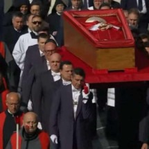 Vídeo: Veja momento em que fiéis se despedem do Papa em emocionante cerimônia - Tupi - Pablo Oliveira